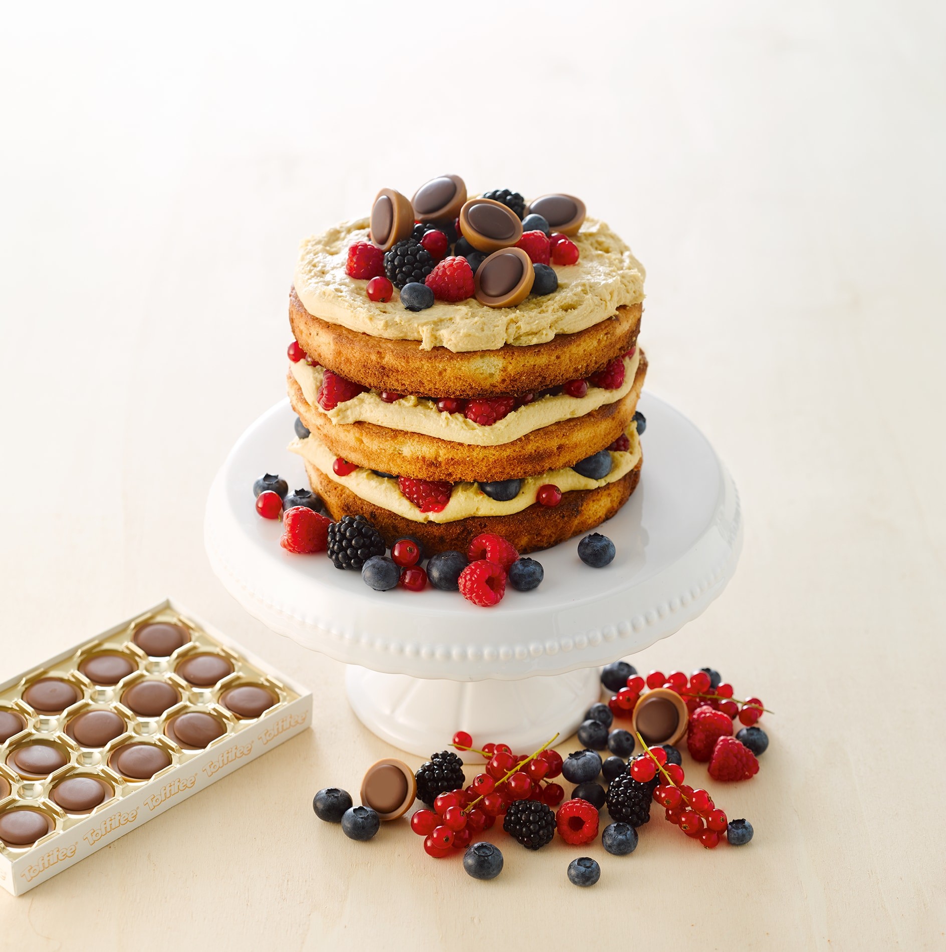 Naked Cake mit Karamellcreme und Früchten – Toffifee Backrezepte